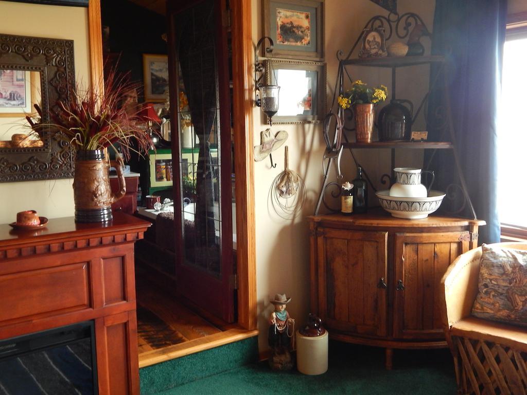 Idle Spurs Log Cabin Bed & Breakfast Black Diamond Room photo