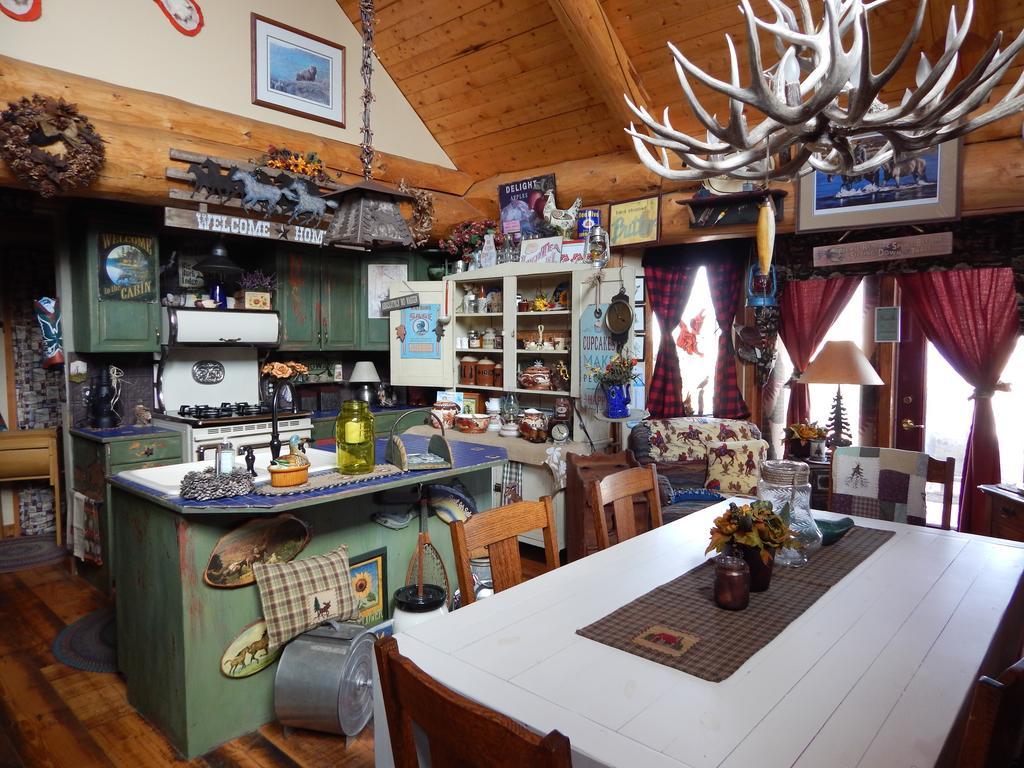 Idle Spurs Log Cabin Bed & Breakfast Black Diamond Exterior photo